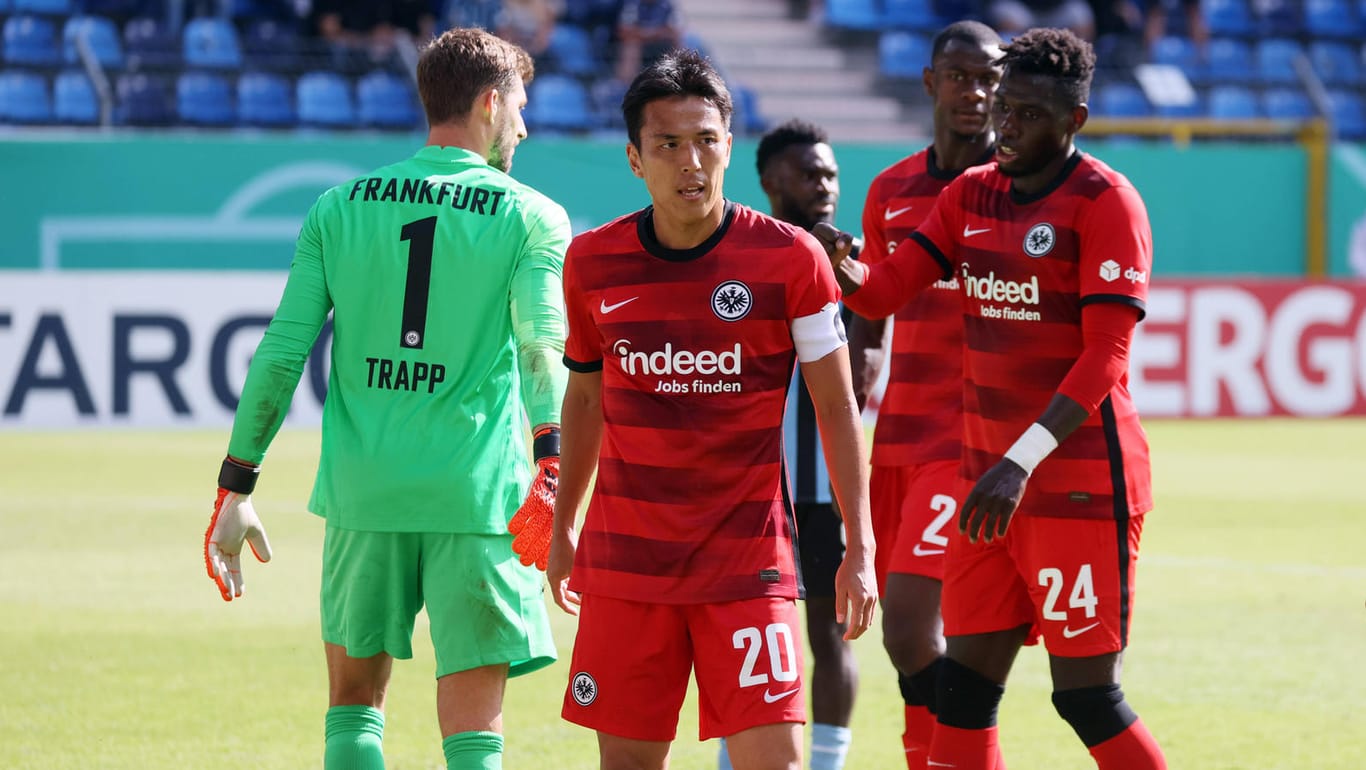 Makoto Hasebe (Mi.) ist bedient: Die Eintracht schied Anfang August im DFB-Pokal gegen Waldhof Mannheim aus.