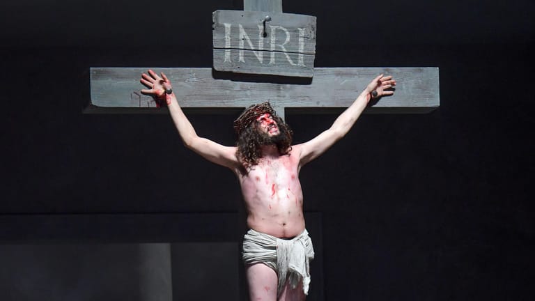 Jesus am Kreuz bei Proben der 42. Oberammergauer Passionsspiele: Nichts für schwache Nerven.
