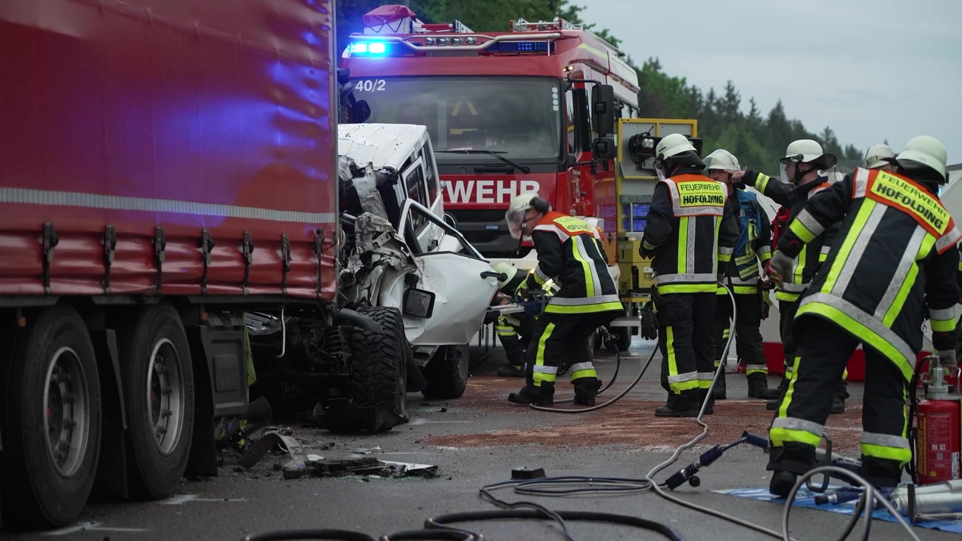 Rettungskräfte arbeiten am Wrack eines Unfallwagens auf der A8. Der Jeep war auf das Heck eines Lastwagens aufgefahren. Rettungskräfte arbeiten am Wrack eines Unfallwagens auf der A8. Der Jeep war auf das Heck eines Lastwagens aufgefahren.