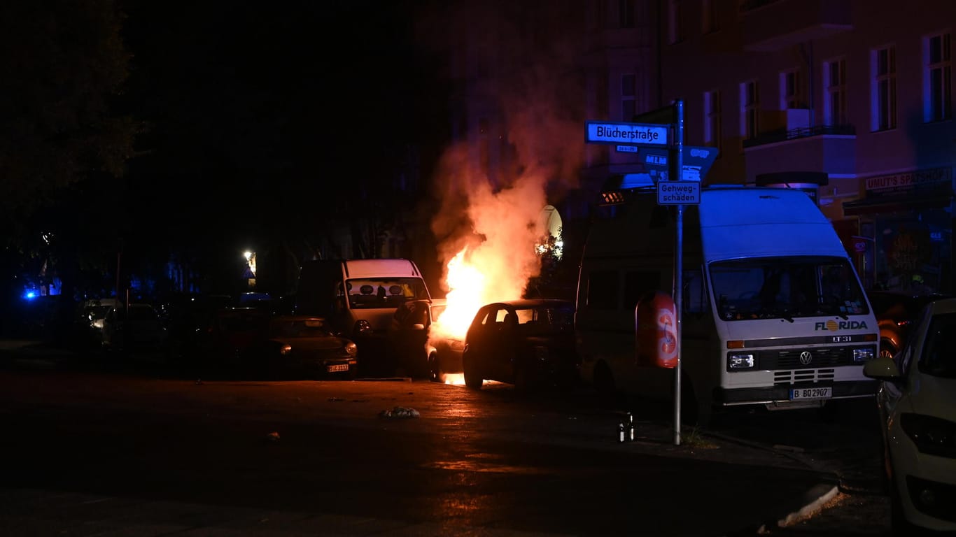 Einer der brennenden Pkw in Kreuzberg: Menschen wurden nicht verletzt.