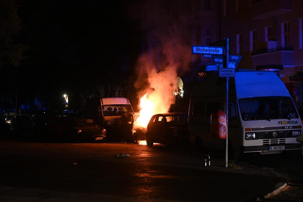 Einer der brennenden Pkw in Kreuzberg: Menschen wurden nicht verletzt.