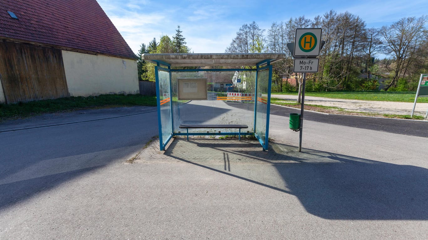 Eine einsame Bushaltestelle im bayerischen Herzogenaurach (Symbolfoto): Leere Bushaltestellen dürften in Bayern heute keine Seltenheit sein.