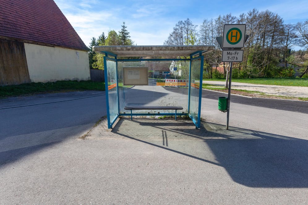 Eine einsame Bushaltestelle im bayerischen Herzogenaurach (Symbolfoto): Leere Bushaltestellen dürften in Bayern heute keine Seltenheit sein.