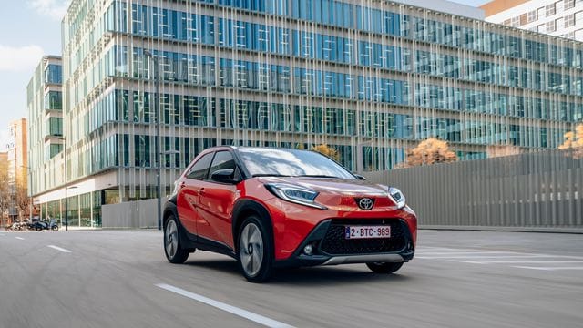 Kleiner Wagen mit SUV-Anleihen: Der neue Aygo X rollt als Crossover auf die Straße.