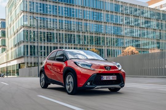 Kleiner Wagen mit SUV-Anleihen: Der neue Aygo X rollt als Crossover auf die Straße.