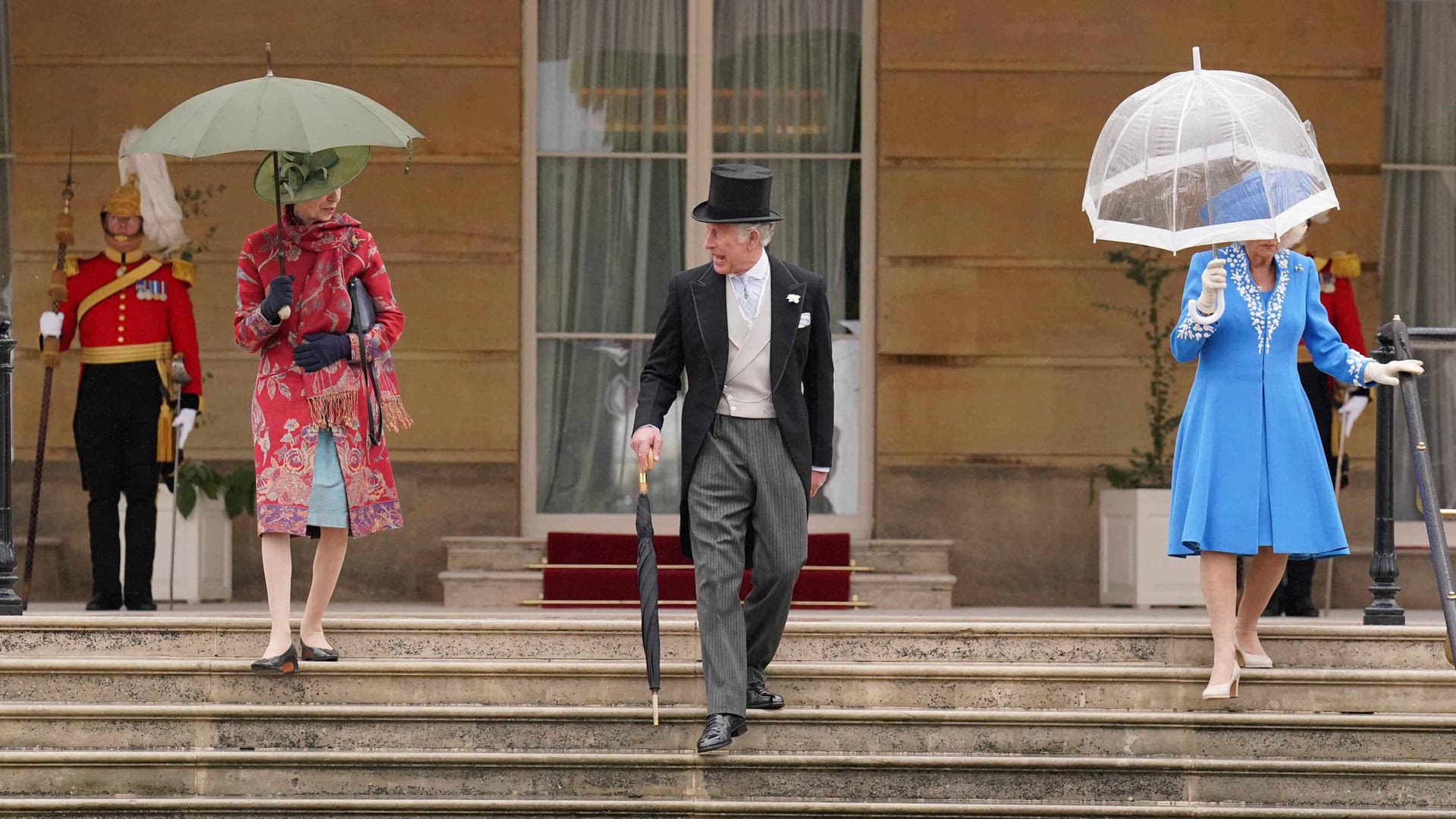 Anne, Charles und Camilla: Auf der Gartenparty mussten statt der Queen andere Mitglieder der Königsfamilie royalen Zauber versprühen.