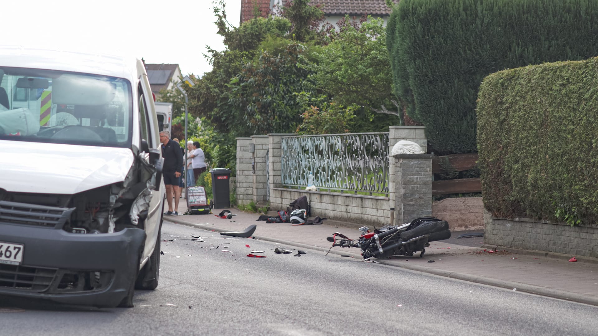 Der Unfallort mit den beteiligten Fahrzeugen: Der Motorradfahrer kam schwer verletzt ins Krankenhaus.