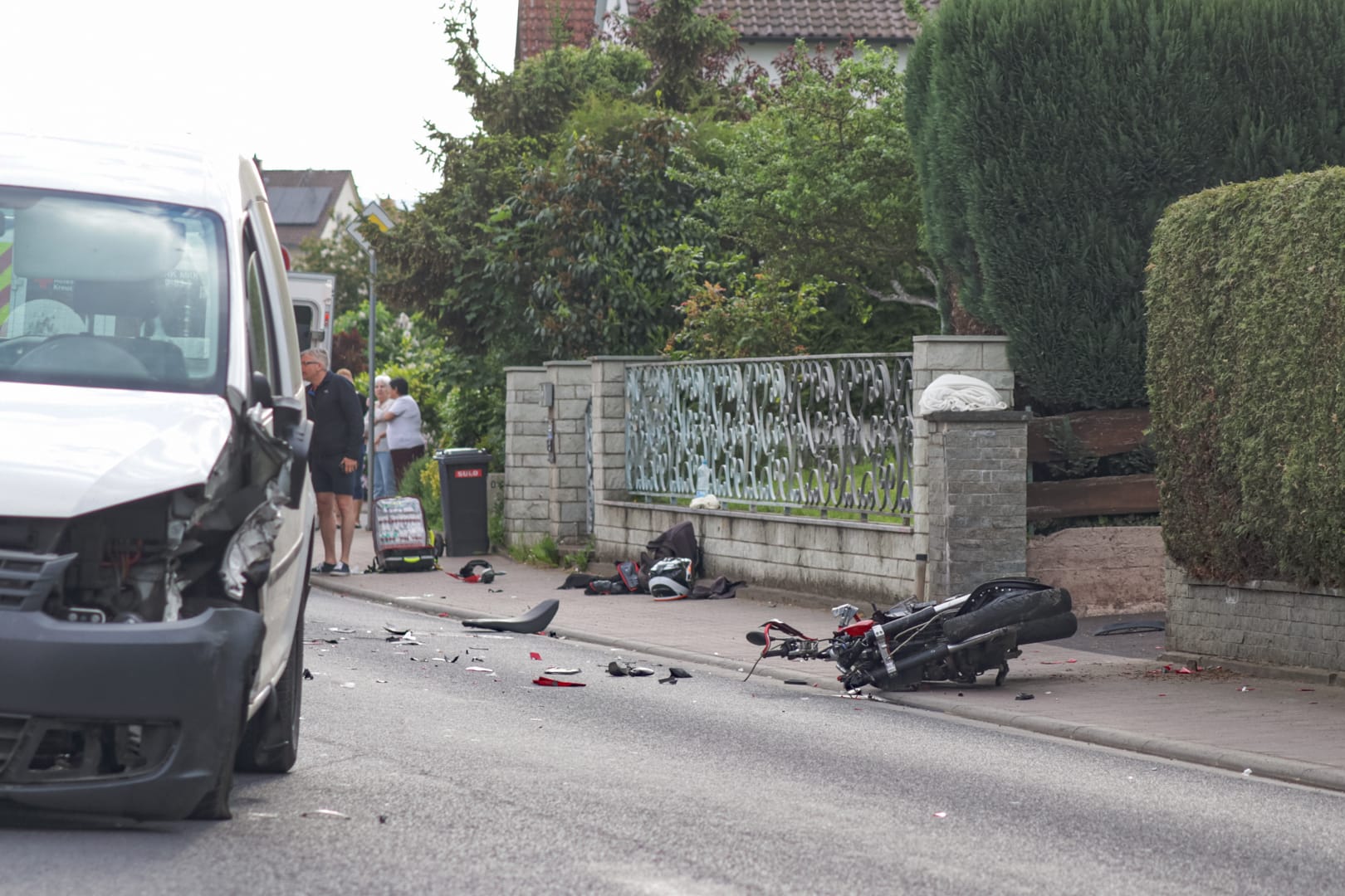 Der Unfallort mit den beteiligten Fahrzeugen: Der Motorradfahrer kam schwer verletzt ins Krankenhaus.