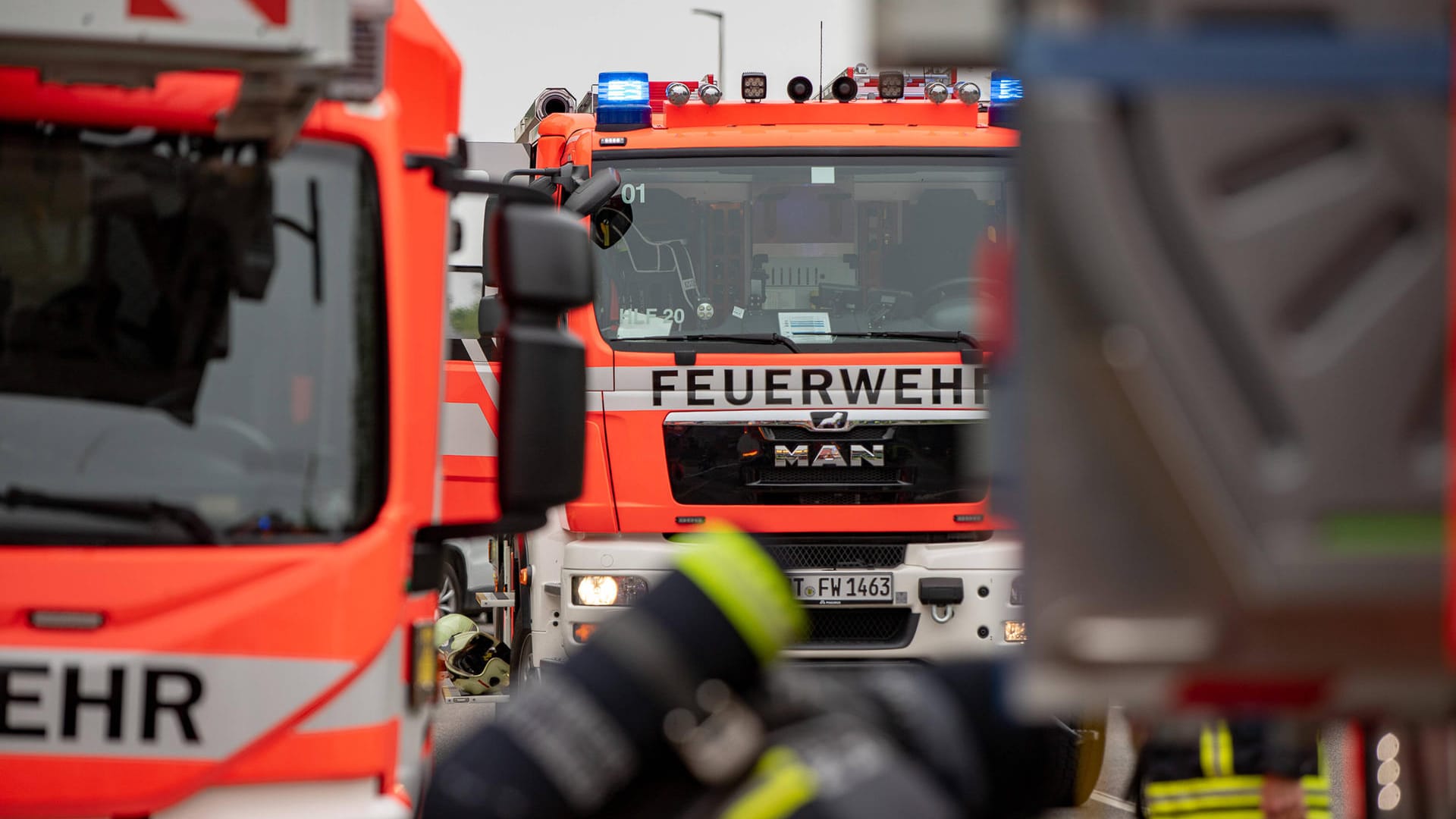 Feuerwehreinsatz mit mehreren Fahrzeugen (Symbolbild): Was die Explosion ausgelöst hat, wird ermittelt.