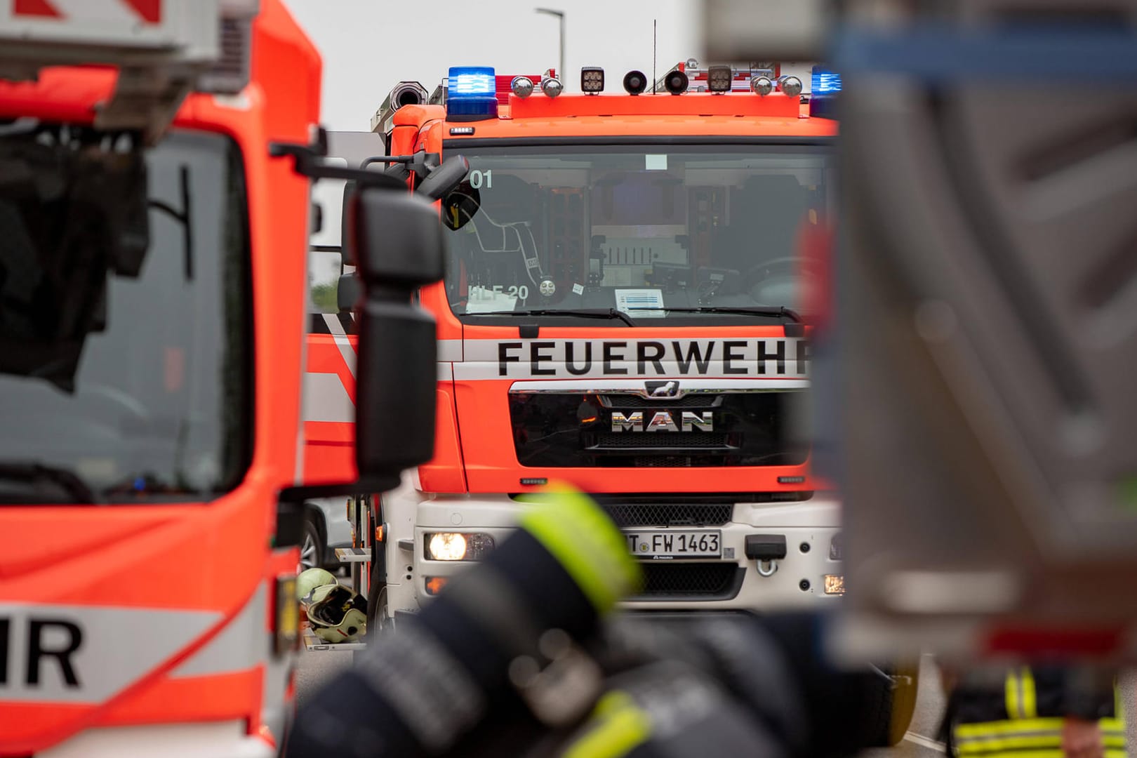 Feuerwehreinsatz mit mehreren Fahrzeugen (Symbolbild): Was die Explosion ausgelöst hat, wird ermittelt.