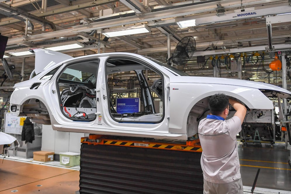 Produktion eines VWs in China (Symbolbild): Besonders in China ging das Zahl der ausgelieferten Autos des Volkswagen Konzerns zurück.