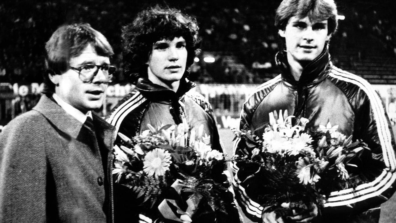 Ein Bild aus alten Zeiten (Archivbild): BVB-Präsident Reinhard Rauball (l.) ehrt die damaligen Dortmunder Junioren-WM-Spieler Michael Zorc (m.) und Ralf Loose.