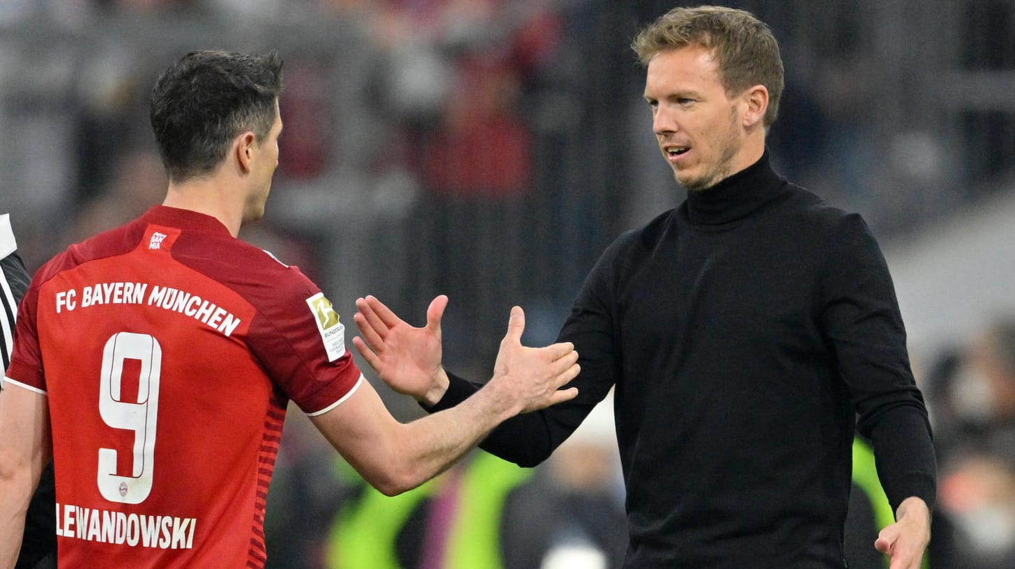 Robert Lewandowski (l.) und Julian Nagelsmann: Der Bayern-Coach plant weiterhin mit seinem Torjäger.