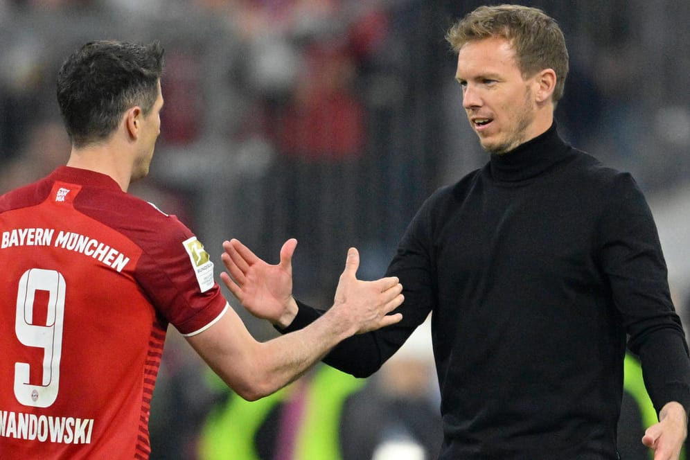 Robert Lewandowski (l.) und Julian Nagelsmann: Der Bayern-Coach plant weiterhin mit seinem Torjäger.