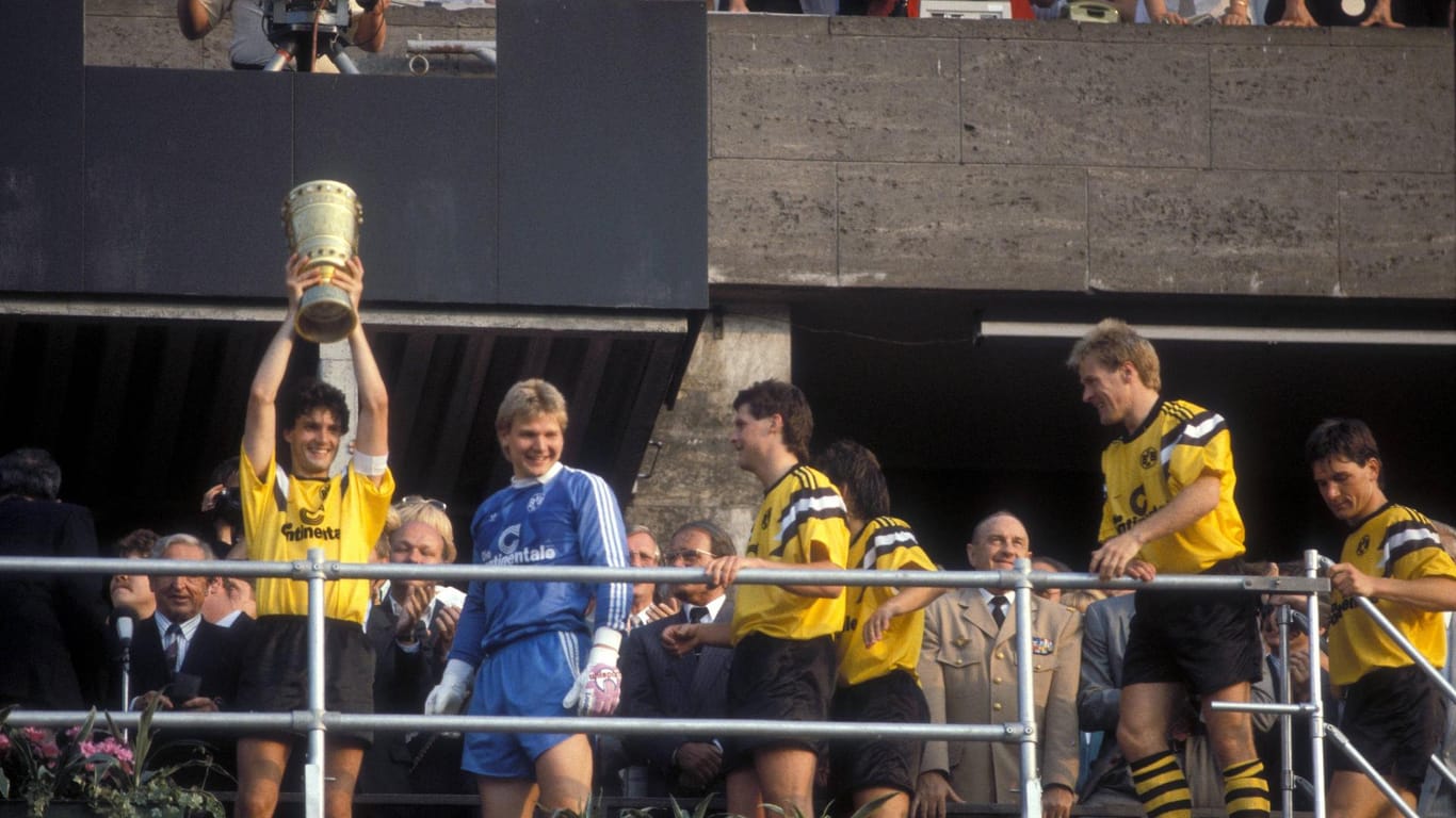 Sieg des DFB-Pokals 1989 (Archivbild): Michael Zorc streckt die Trophäe in die Luft.
