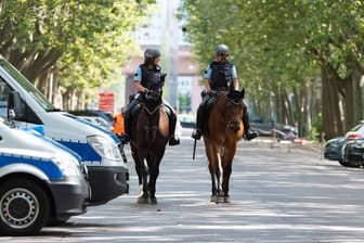 Polizistinnen der Reiterstaffel beim Spiel des VfB Stuttgart gegen Greuther Fürth.