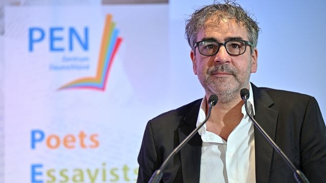 Der Journalist Deniz Yücel ist überraschend als PEN-Präsident zurückgetreten.