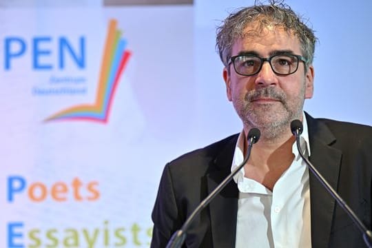 Der Journalist Deniz Yücel ist überraschend als PEN-Präsident zurückgetreten.