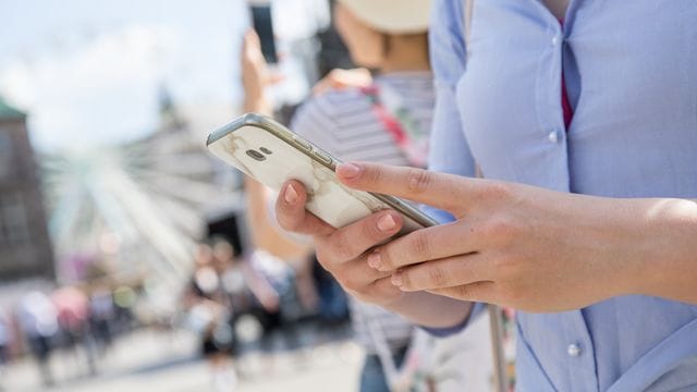 Geknipst, gespeichert, vergessen: Viele schauen sich ihre Smartphones-Fotos später kaum noch an. Geknipst, gespeichert, vergessen: Viele schauen sich ihre Smartphones-Fotos später kaum noch an.