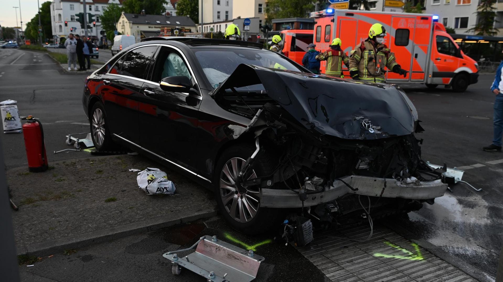 Ein demoliertes Unfallfahrzeug in Mariendorf: Aufgrund des Unfalls war die Kreuzung rund eine Stunde gesperrt. Ein demoliertes Unfallfahrzeug in Mariendorf: Aufgrund des Unfalls war die Kreuzung rund eine Stunde gesperrt.