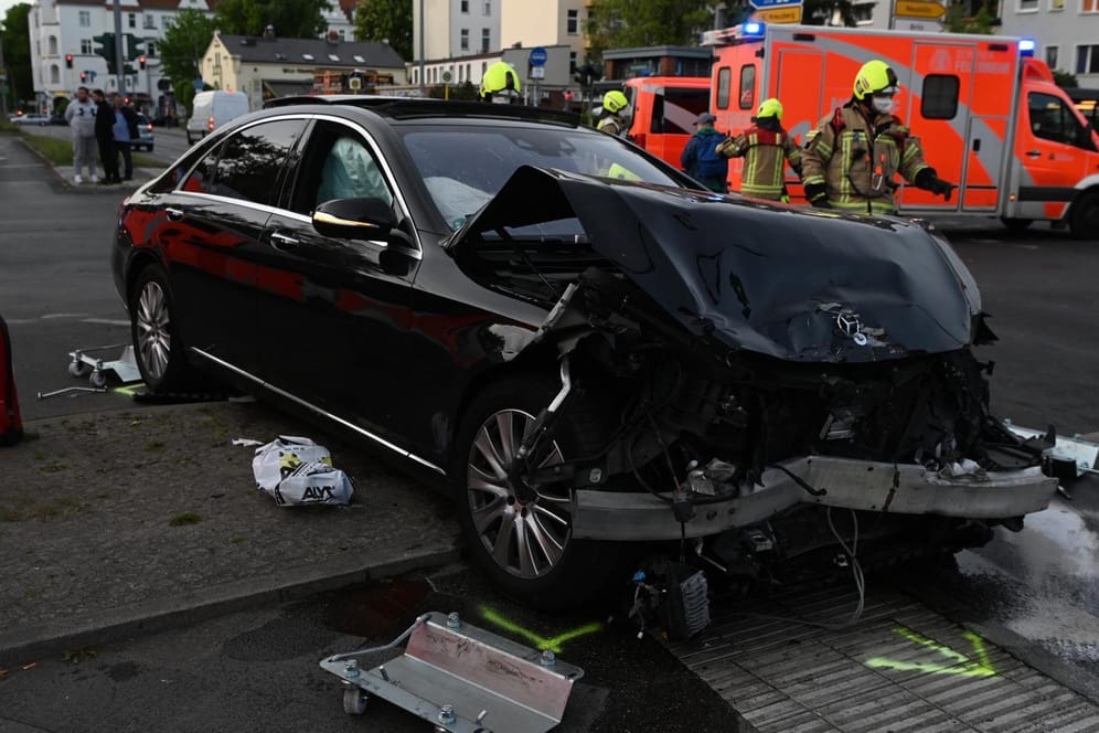 Ein demoliertes Unfallfahrzeug in Mariendorf: Aufgrund des Unfalls war die Kreuzung rund eine Stunde gesperrt.