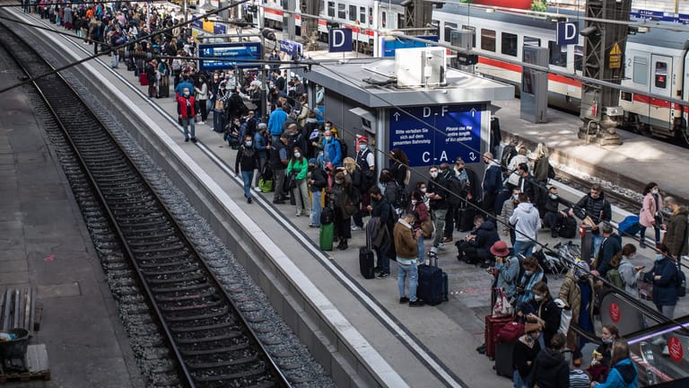 Überfülltes Bahngleis mit Reisenden (Symbolbild): Droht ab Juni ein Chaos an Hamburgs Bahnhöfen?