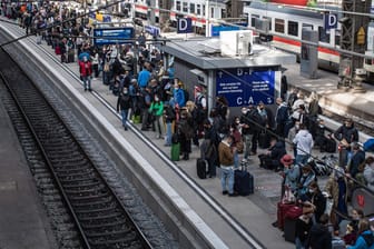 Überfülltes Bahngleis mit Reisenden (Symbolbild): Droht ab Juni ein Chaos an Hamburgs Bahnhöfen?