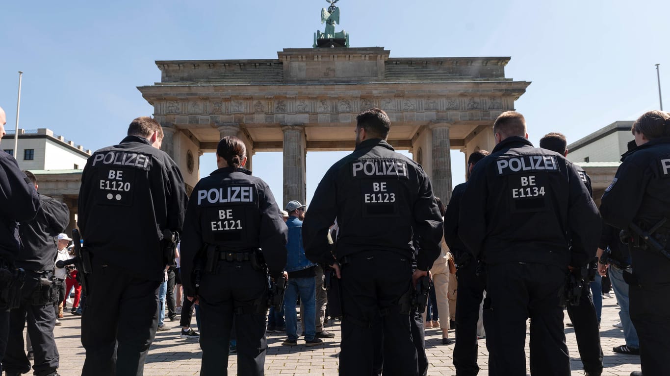 Berliner Polizisten im Einsatz vor dem Brandenburger Tor (Archivbild): Den meisten Fällen lag der Vorwurf politisch motivierter Beleidigungen zugrunde.