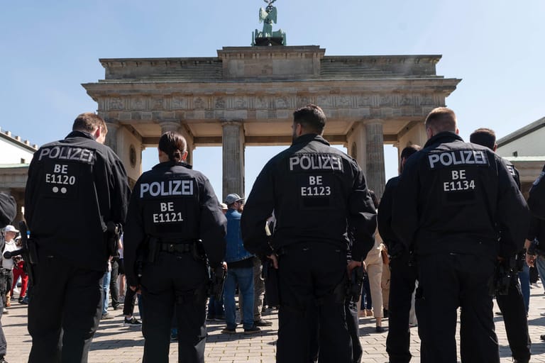 Berliner Polizisten im Einsatz vor dem Brandenburger Tor (Archivbild): Den meisten Fällen lag der Vorwurf politisch motivierter Beleidigungen zugrunde.