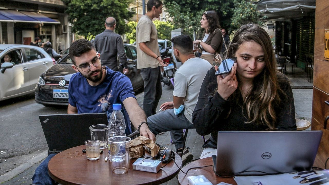 Die 26-jährige Verena al-Amil arbeitet mit Freunden an ihrem Wahlkampf vor den Parlamentswahlen am 15. Die 26-jährige Verena al-Amil arbeitet mit Freunden an ihrem Wahlkampf vor den Parlamentswahlen am 15.