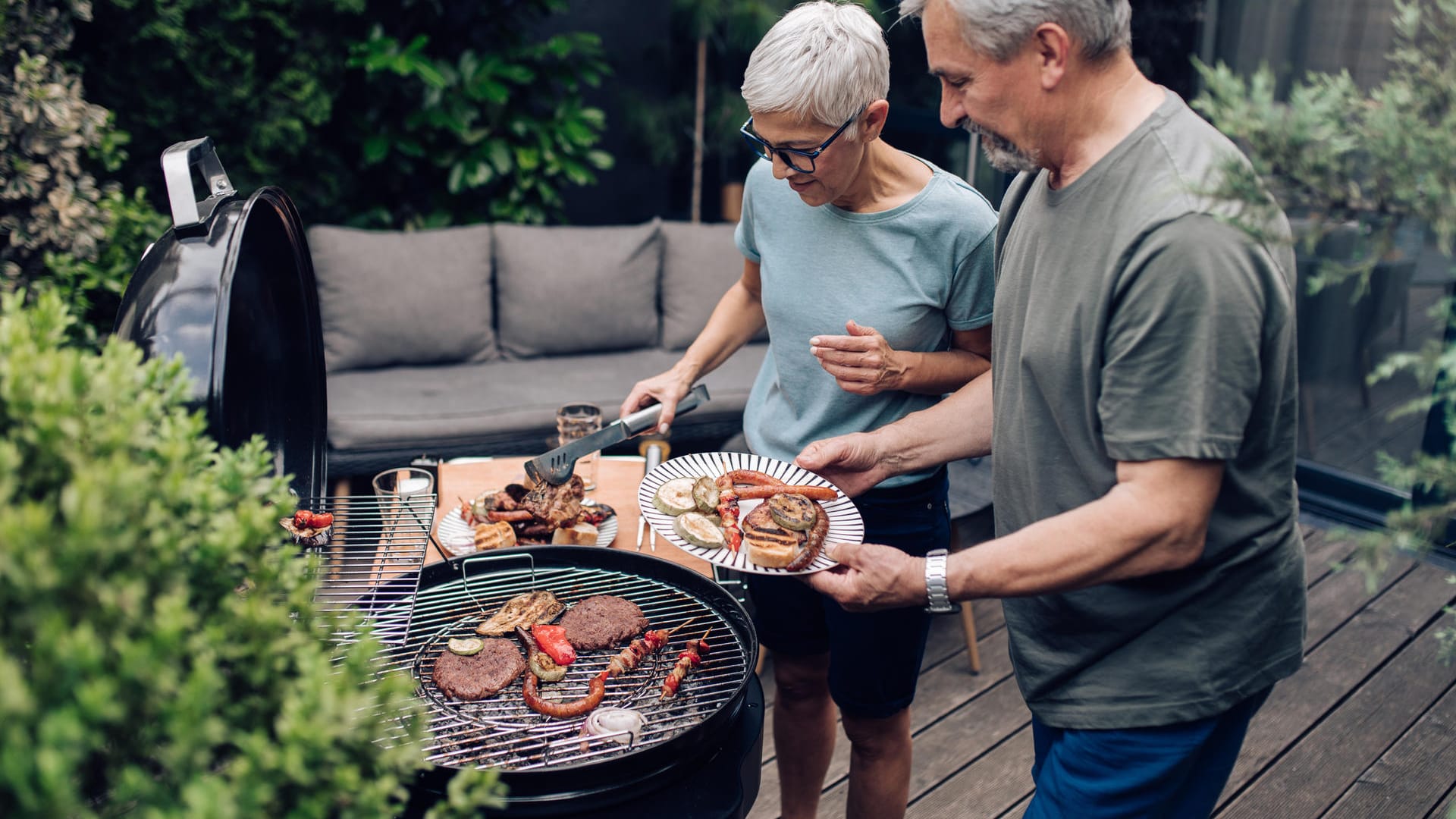 Die besten Holzkohlegrills sorgen für leckeres Fleisch und Gemüse mit viel Aroma.