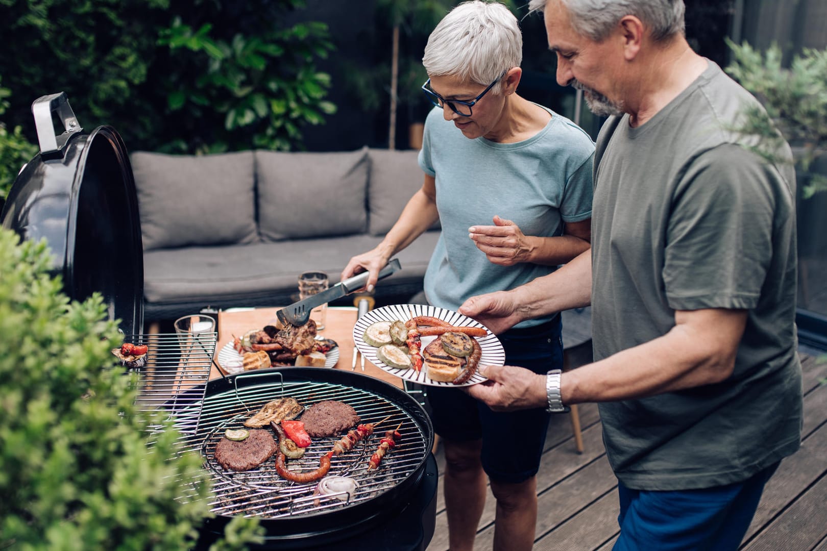 Die besten Holzkohlegrills sorgen für leckeres Fleisch und Gemüse mit viel Aroma.