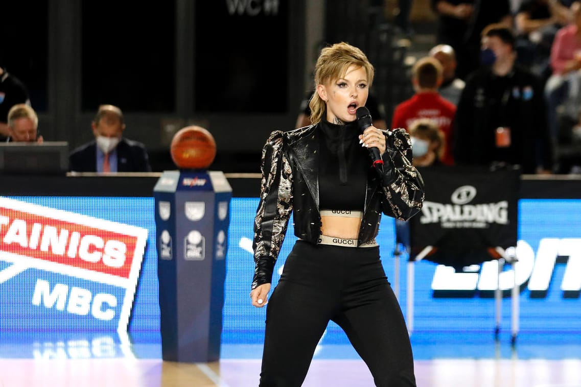 Edith Stehfest bei einem Auftritt bei einem Basketballspiel (Archivbild): Nun äußert sie sich zur Festnahme ihres Vergewaltigers.