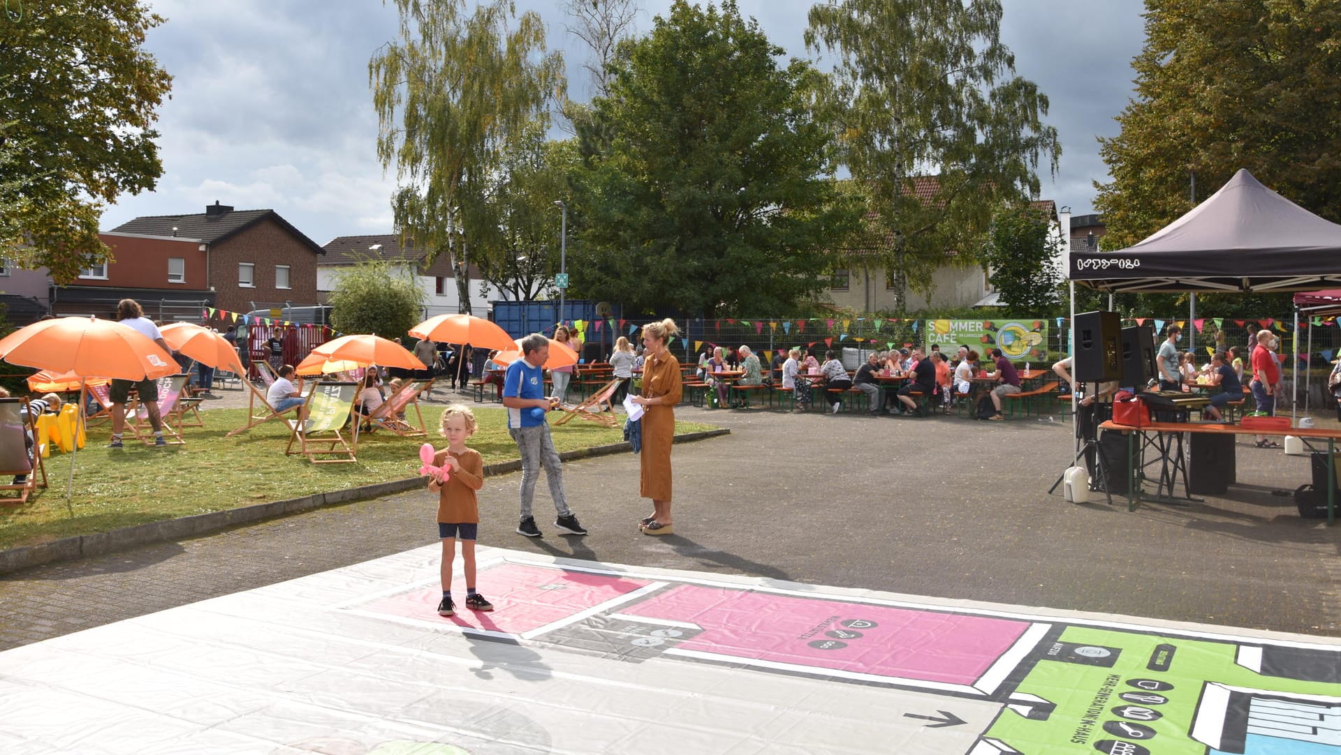 Menschen feiern ein Sommerfest: Traditionell veranstaltet der Lino-Club ein kleines Fest am Wahlsonntag.