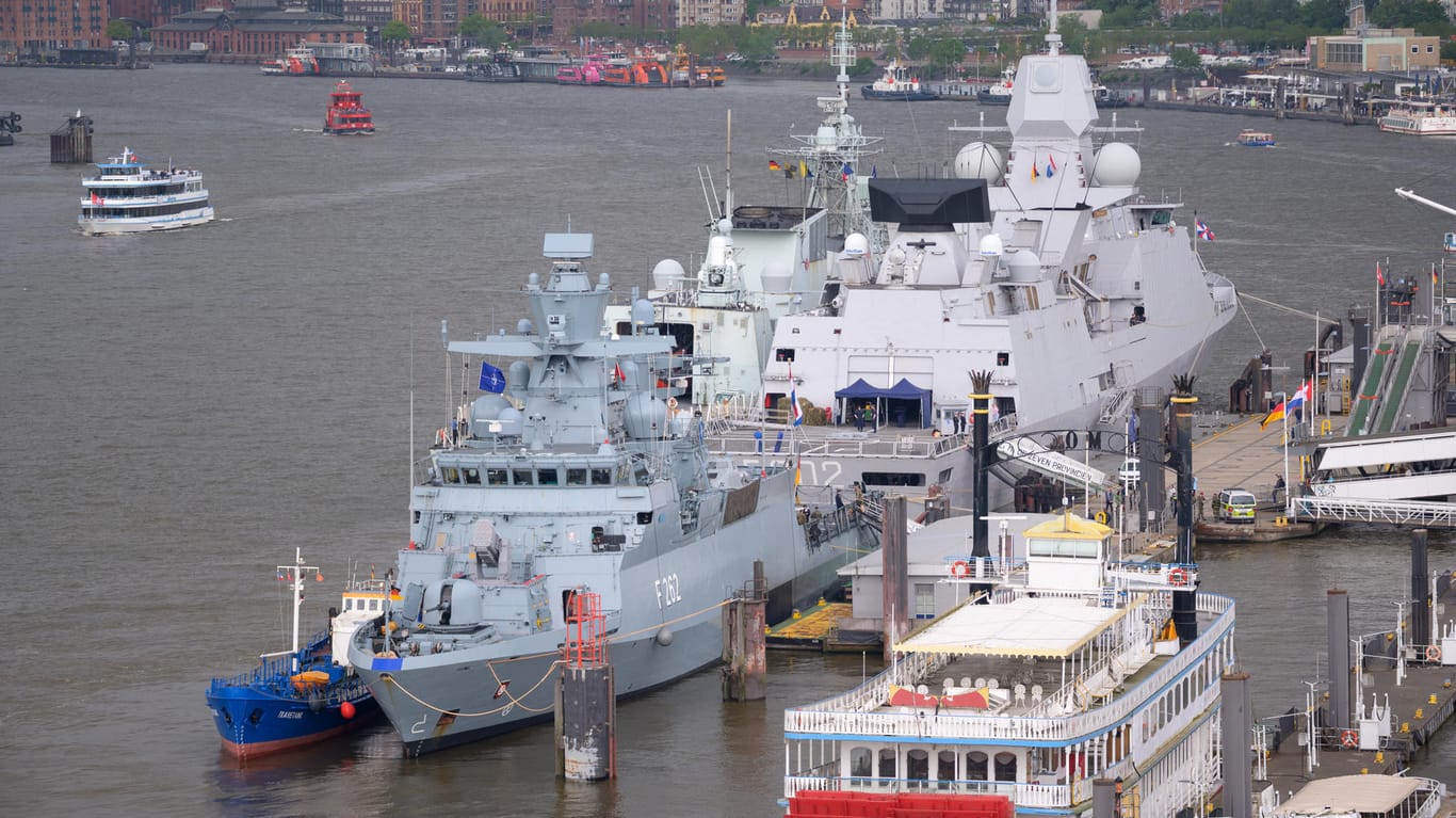 Schiffe im Dienst der Nato liegen an der Überseebrücke in Hamburg: die deutsche Korvette "Erfurt" (vorne links), die kanadische Fregatte "Halifax" (hinten links, verdeckt) und die niederländische Fregatte "De Zeven Provincien»" (hinten rechts).