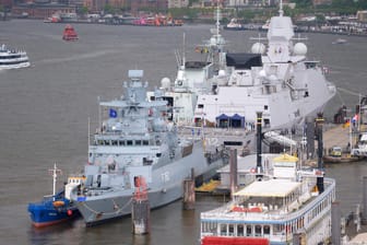 Schiffe im Dienst der Nato liegen an der Überseebrücke in Hamburg: die deutsche Korvette "Erfurt" (vorne links), die kanadische Fregatte "Halifax" (hinten links, verdeckt) und die niederländische Fregatte "De Zeven Provincien»" (hinten rechts).