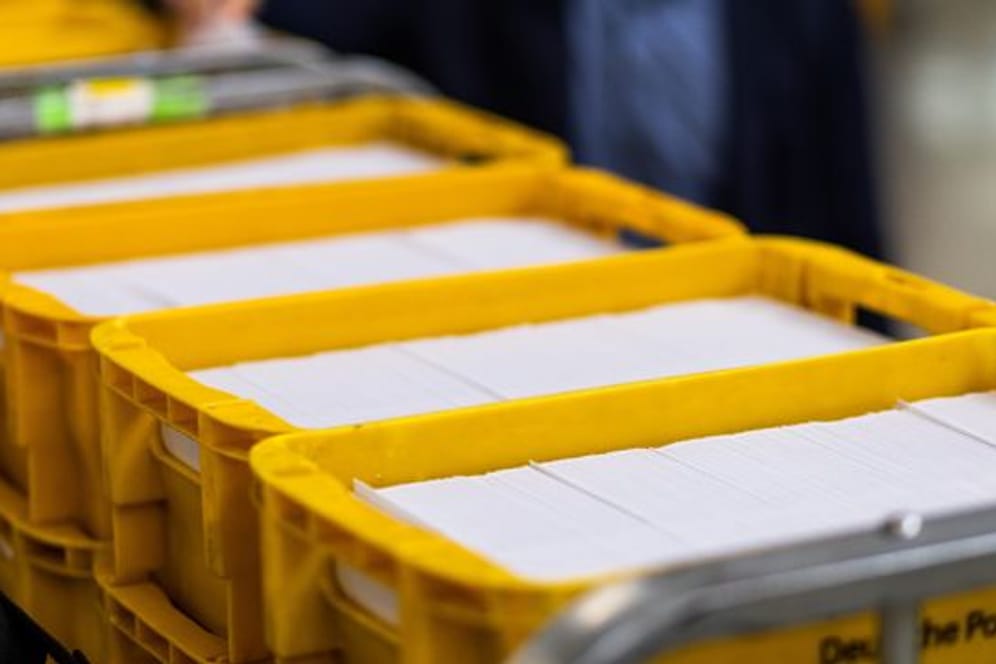 Sendungen des Zensus 2022 liegen im Briefzentrum Offenburg der Deutschen Post in Logistikbehältern.