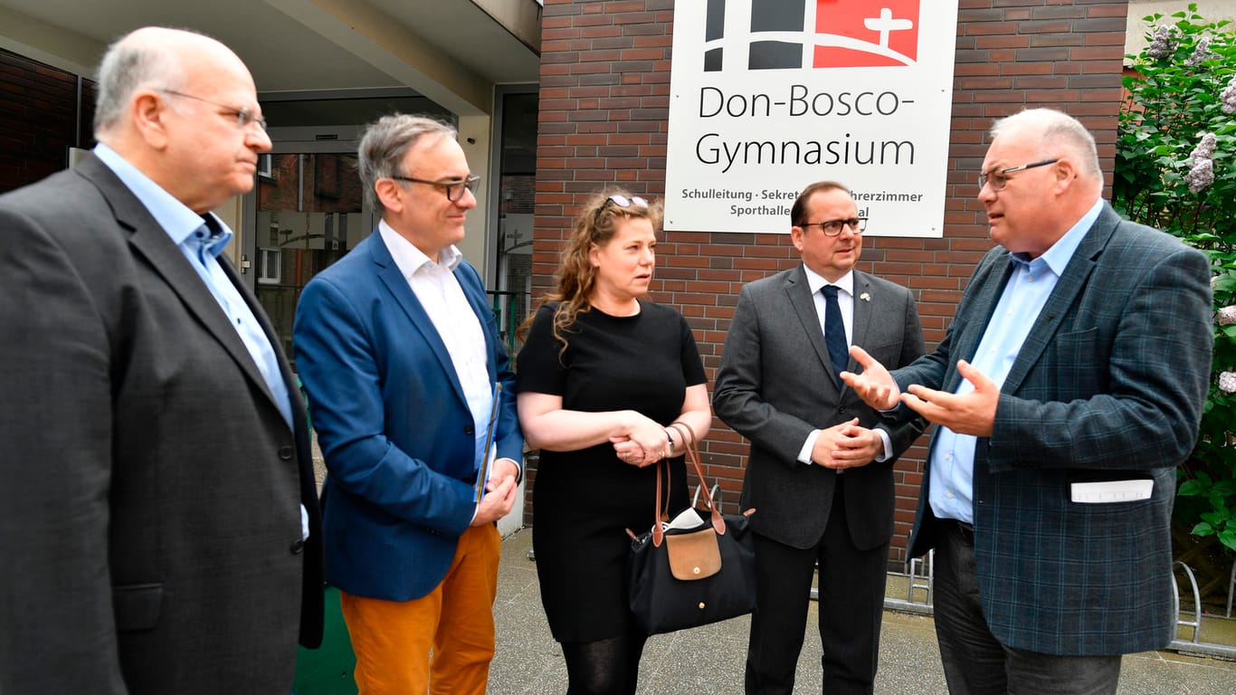 Oberbürgermeister Thomas Kufen (2.v.r), spricht im Don-Bosco-Gymnasium mit Schulleiter Lothar Hesse (l-r), Schuldezernent Muchtar Al Ghusain, Schuldezernentin Katrin Höffken und dem Direktor des Stifts Pater Otto Nosbisch: Sie verschafften sich einen Eindruck vor Ort.