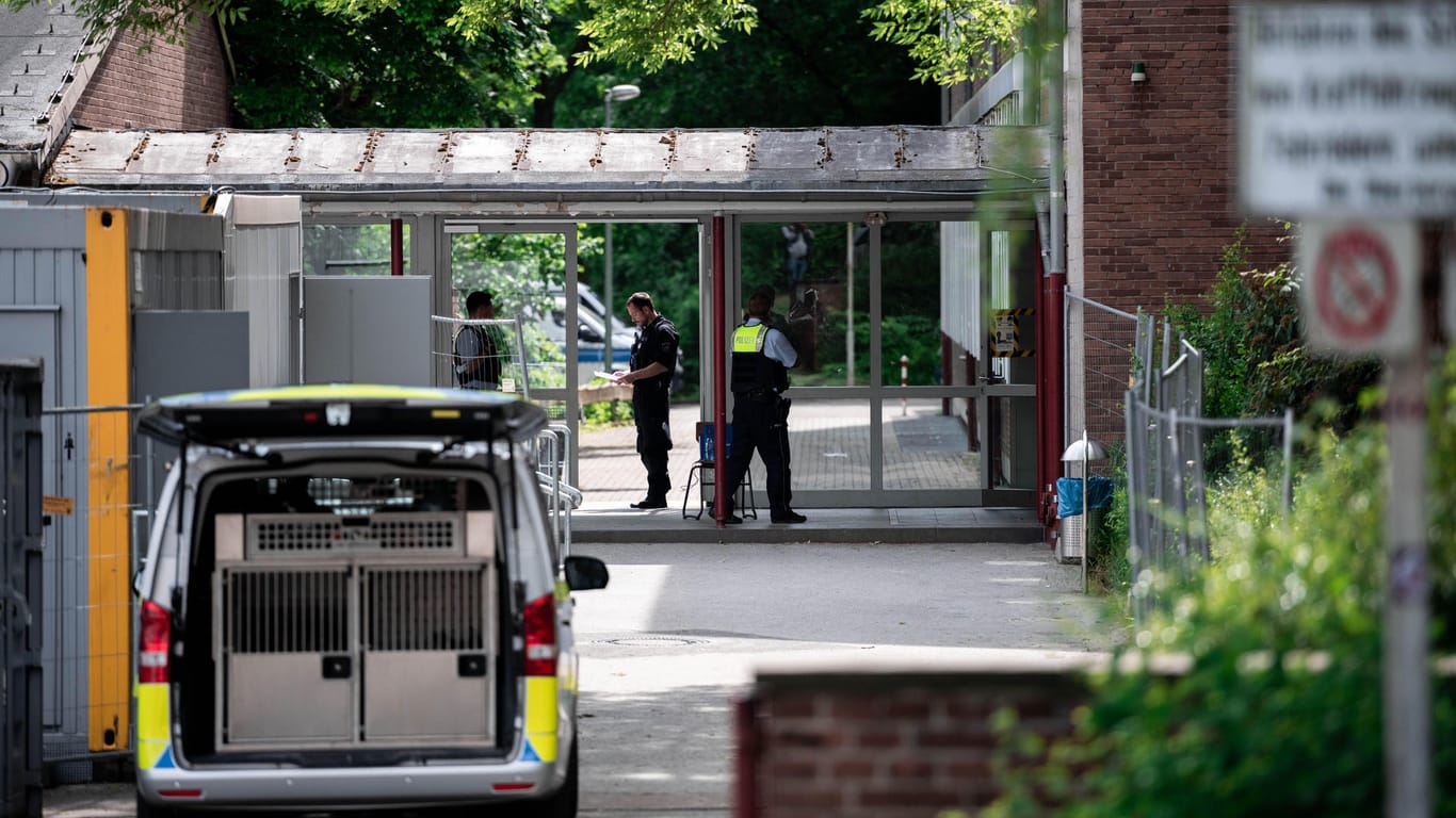 Der Eingang der Realschule am Schloss Borbeck wird von der Polizei bewacht: An den Schulen fanden die Einsatzkräfte gestern nichts.