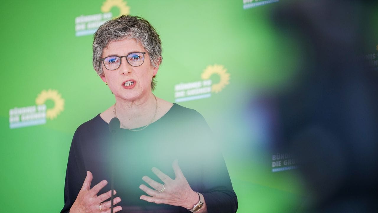 Grünen-Fraktionsvorsitzende Britta Haßelmann bei einer Pressekonferenz in Berlin.