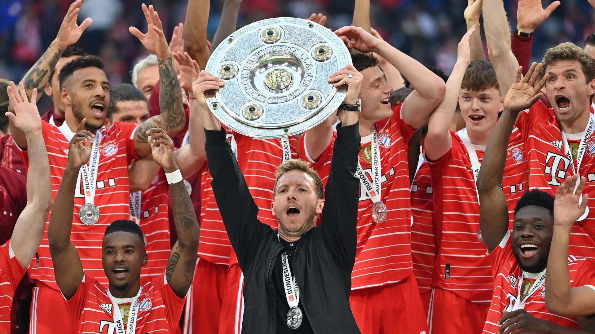 Julian Nagelsmann reckt seine erste Meisterschale in die Höhe. Um ihn herum gibt es ein "Grummeln" bei Bayern, wie Stefan Effenberg es nennt.