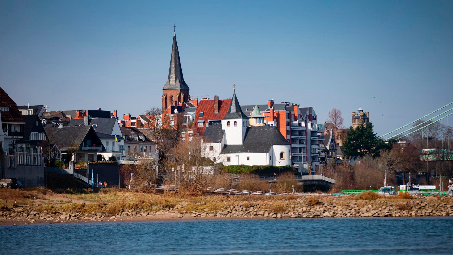 Blick auf Rodenkirchen: Trotz der Eingemeindung 1975 nennen Einwohner das Veedel noch immer liebevoll ihr "Dorf".