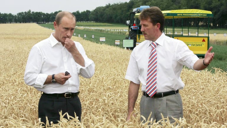 Russlands Präsident Wladimir Putin auf einem Getreidefeld (Archivbild): Seine Kriegsstrategie treibt die Preise in die Höhe und ganze Länder in den Hunger.