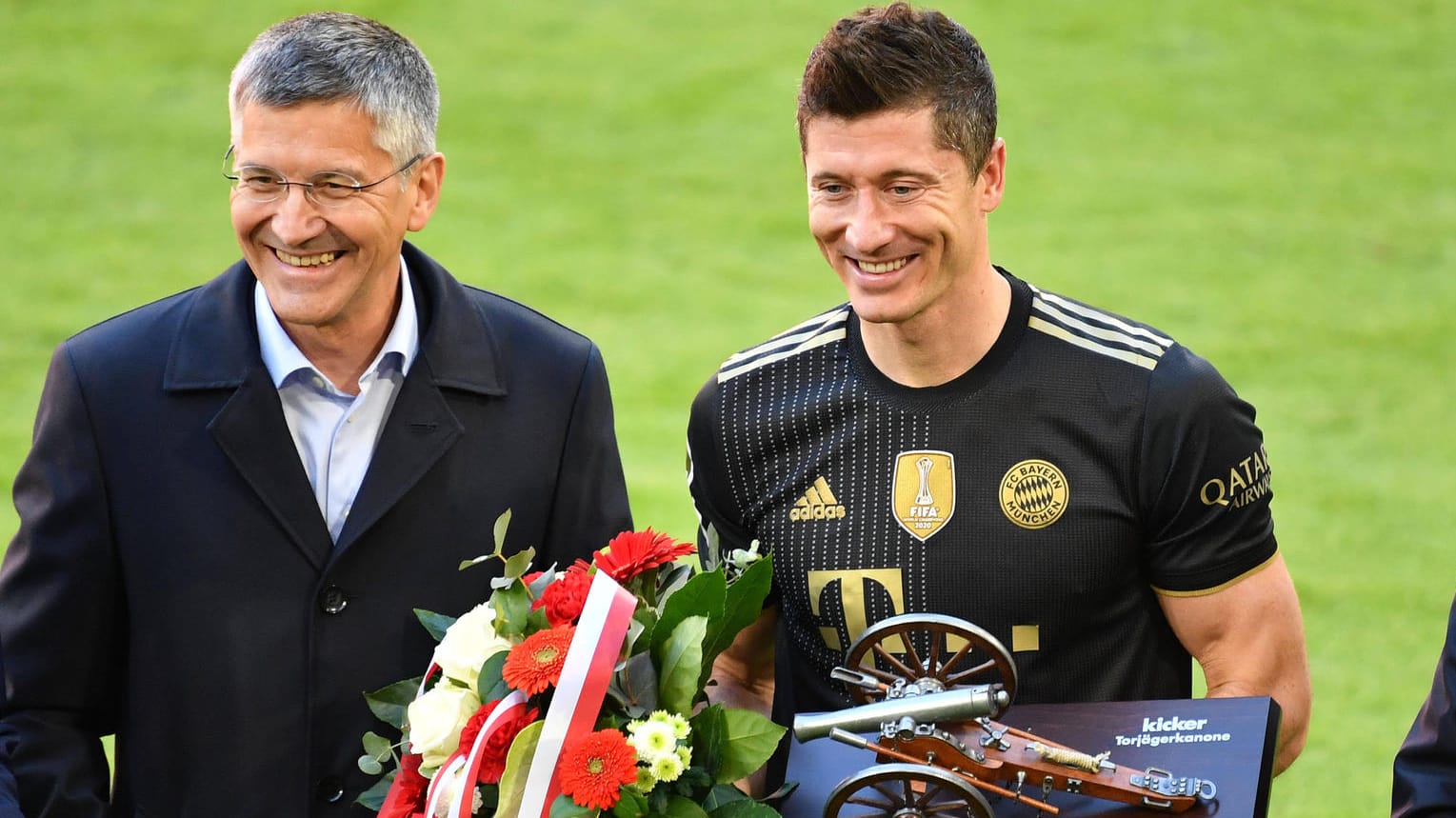 Herbert Hainer (l.) neben Robert Lewandowski: Der Pole bleibt den Bayern erhalten.