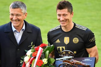 Herbert Hainer (l.) neben Robert Lewandowski: Der Pole bleibt den Bayern erhalten.