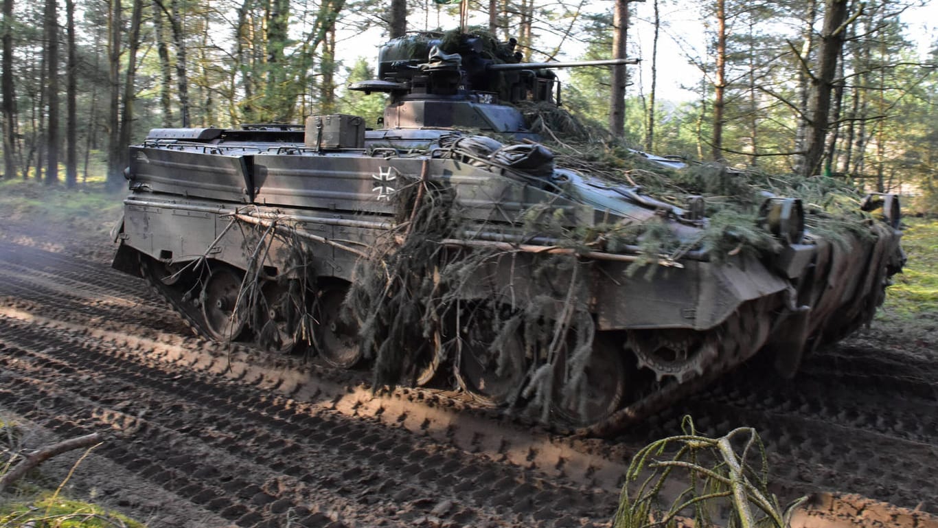 Ein Schützenpanzer vom Typ Marder fährt auf einem Truppenübungsplatz (Archivbild): Noch sind keine Fahrzeuge von Rheinmetall an die Ukraine geliefert worden.