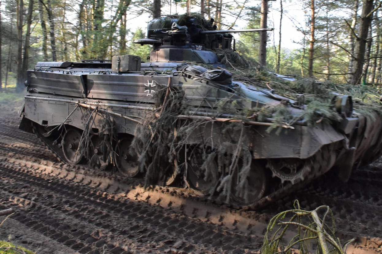 Ein Schützenpanzer vom Typ Marder fährt auf einem Truppenübungsplatz (Archivbild): Noch sind keine Fahrzeuge von Rheinmetall an die Ukraine geliefert worden.