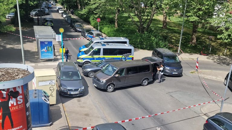 Polizei in Niederursel: Zahlreiche Kräfte wurden alarmiert.