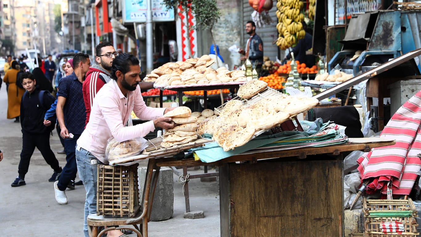 Brotverkäufer auf einem Markt in Kairo: Ägypten ist nur eines von Dutzenden Ländern, das von Lieferungen aus Russland und der Ukraine abhängig ist.