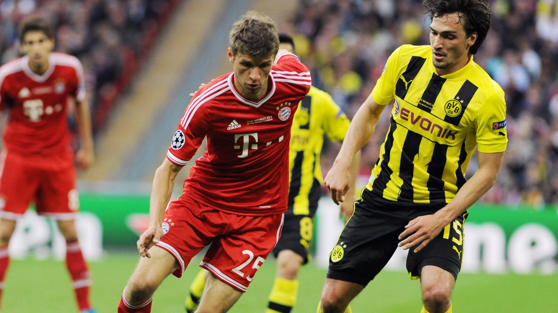 Mats Hummels (r.) im Mai 2013 neben Thomas Müller: An dieses Trikot erinnert das neue Jersey des BVB.